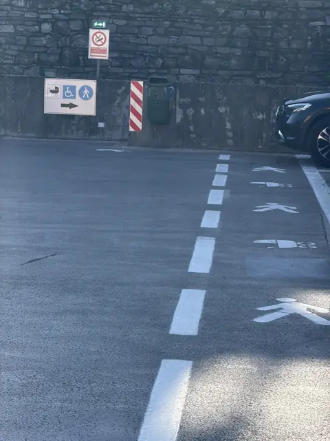 Ciąg pieszy oznaczony na nawierzchni symbolami pieszych