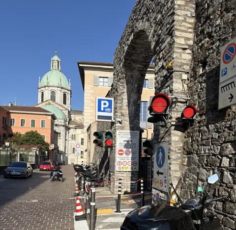 Łuk wjazdowy w murach miejskich z sygnalizacją świetlną