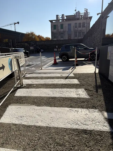 Przejście dla pieszych na terenie parkingu
