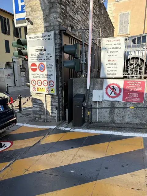 Tablica Parcheggio Arena z regulaminem i szlabanem wyjazdowym