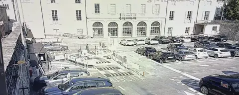 Kamera monitoringu 2: widok na parking