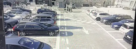 Kamera monitoringu 3: widok na parking