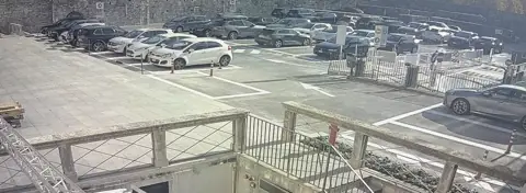 Kamera monitoringu 7: widok na parking