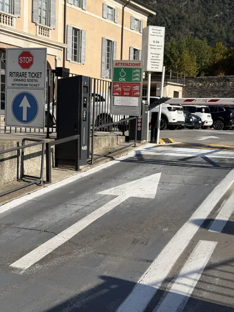 Słupek biletowy przy wjeździe