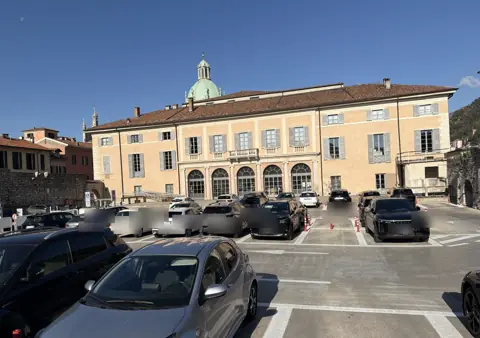 Plac Parcheggio Arena z Teatro Sociale i kopułą katedry