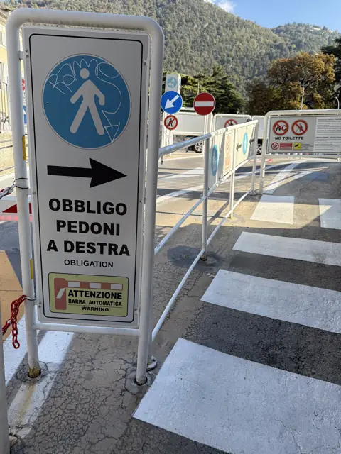 Tablica „Piesi prawą stroną” przy przejściu dla pieszych