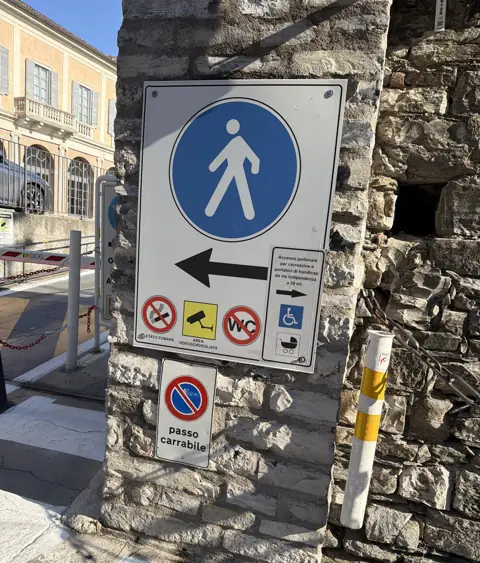 Ciąg pieszy i tablica o monitoringu