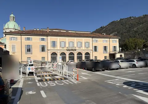 Plac z pasem wyjazdowym, Teatro Sociale, katedrą i górami