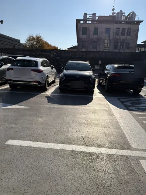 Szerokie i wygodne miejsca parkingowe, jedne z najszerszych w Como