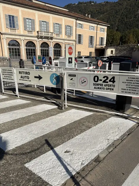 Przejście dla pieszych z tablicą odbioru samochodu, czynne 0-24