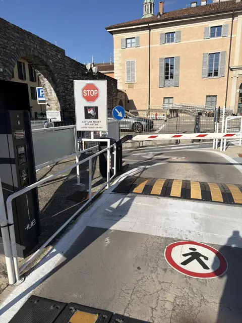 Szlaban wyjazdowy ze znakiem STOP – odczyt biletu przy wyjeździe
