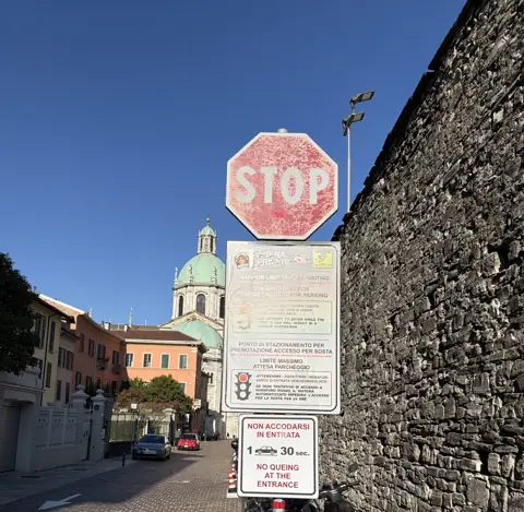 Znak STOP przy wjeździe: prosimy nie ustawiać się w kolejce przy wjeździe