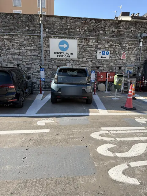 Pas wyjazdowy z tablicą USCITA AUTO (wyjazd samochodów)
