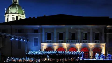 Koncert na Arenie Teatro Sociale z kopułą katedry