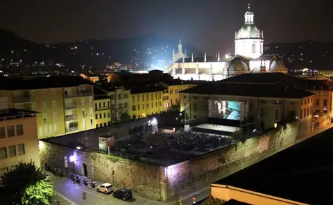 Arena Teatro Sociale nocą, widok z góry