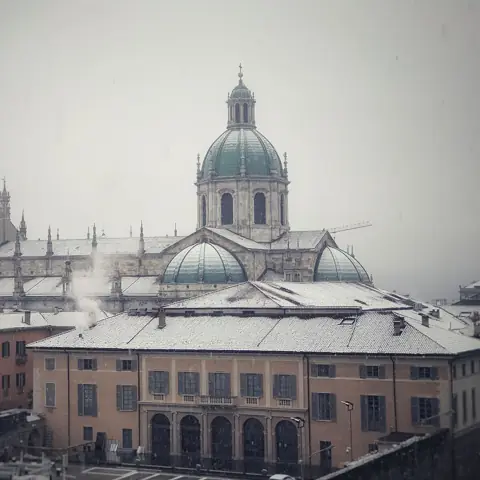 Kopuła katedry w Como w śniegu