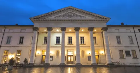 Teatro Sociale di Como oświetlony wieczorem