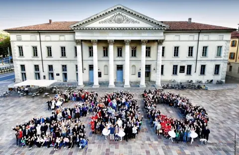 Fasada Teatro Sociale di Como na Piazza Verdi