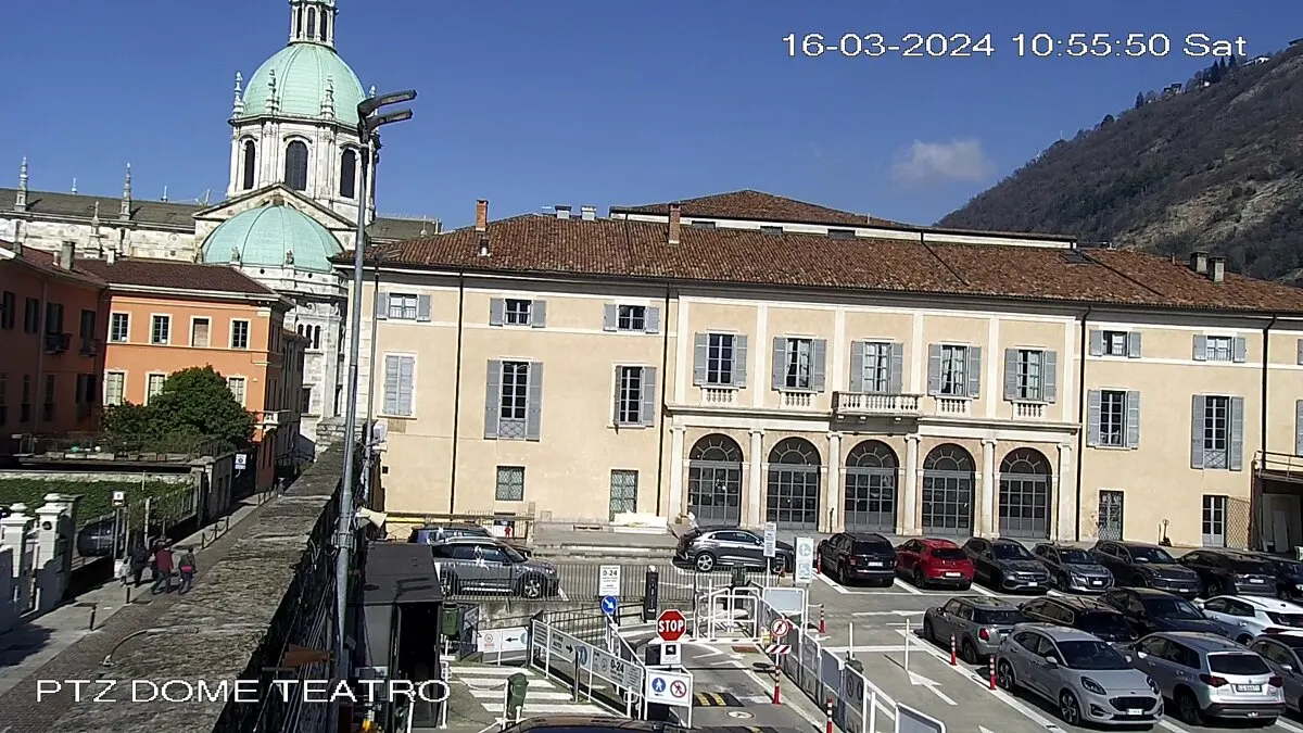 Ingresso del Parcheggio Arena in Via Bellini a Como con sbarra e colonnine